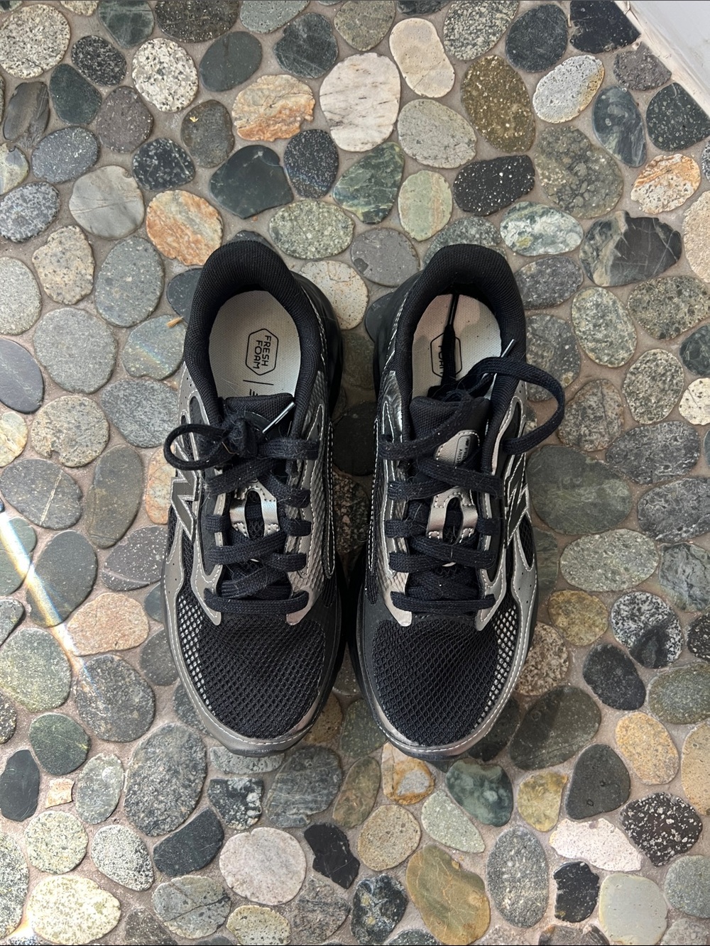 New Balance Black & Silver Mesh Running Shoe size 8 wide - Picture 3 of 7